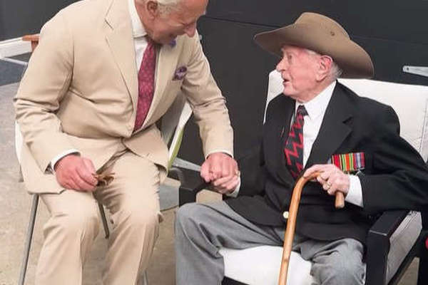 Heartwarming moment as king chats with WW2 veteran