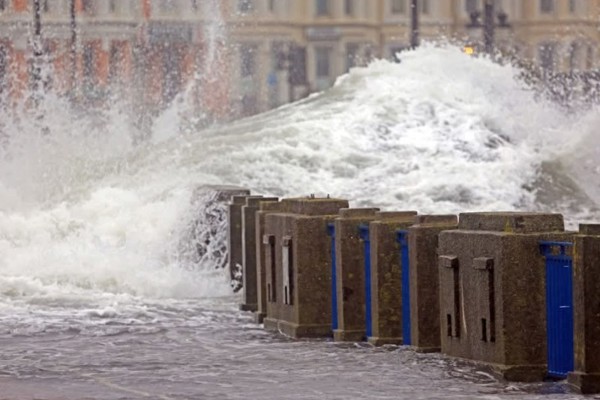 Amber weather warning issued as strong winds and coastal conditions expected overnight